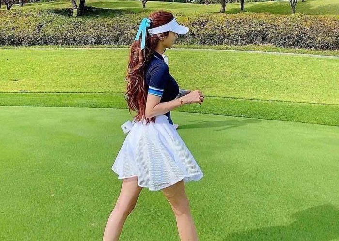 Đi chơi golf, mỹ nhân mặc gợi cảm khoe body cực phẩm