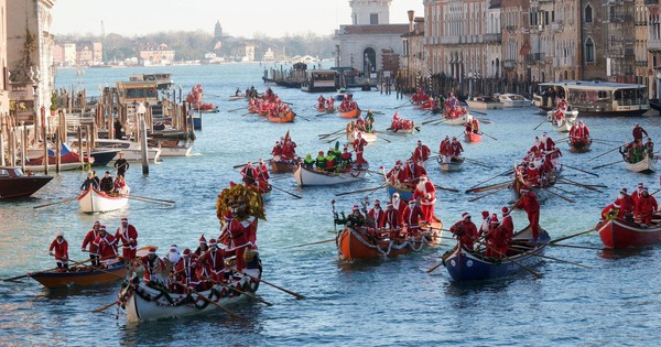 Độc lạ cảnh ông già Noel đua thuyền ở thành Venice