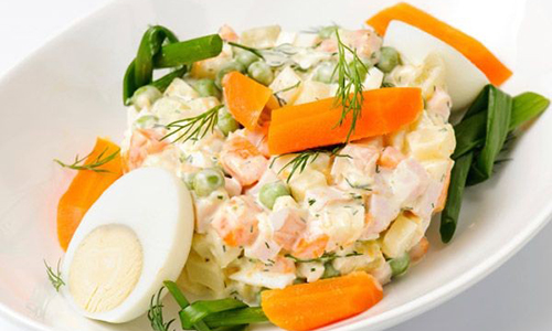 Top thủ phạm khiến bạn không thể giảm cân trong món salad