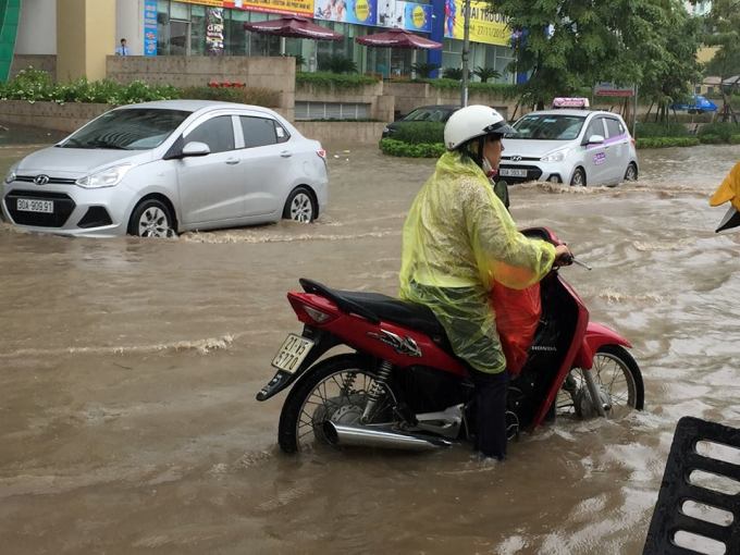 Hà Nội đón đợt rét đầu tiên với đường ngập trắng