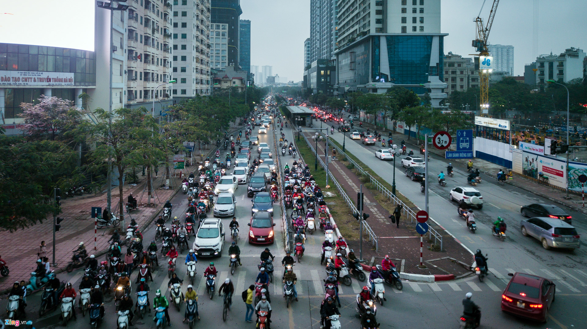 Ôtô, xe máy tạt đầu buýt BRT những ngày cận Tết