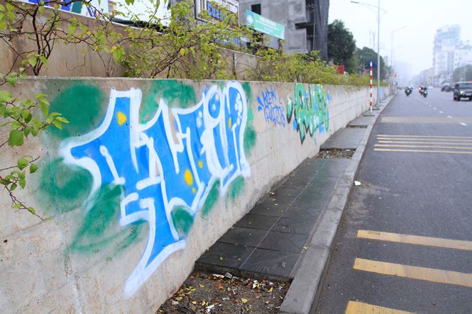 Vẽ graffiti tự phát trên đường trăm tỷ ở Hà Nội