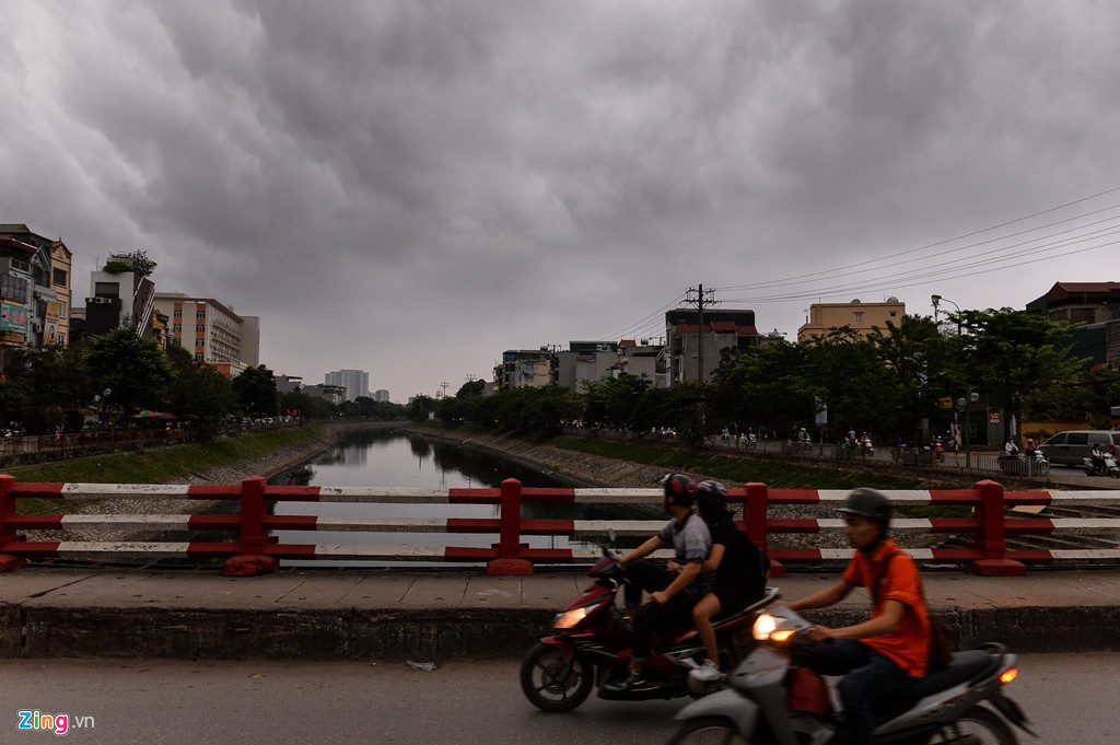 Trời Hà Nội tối sầm, ôtô bật đèn di chuyển giữa ban ngày