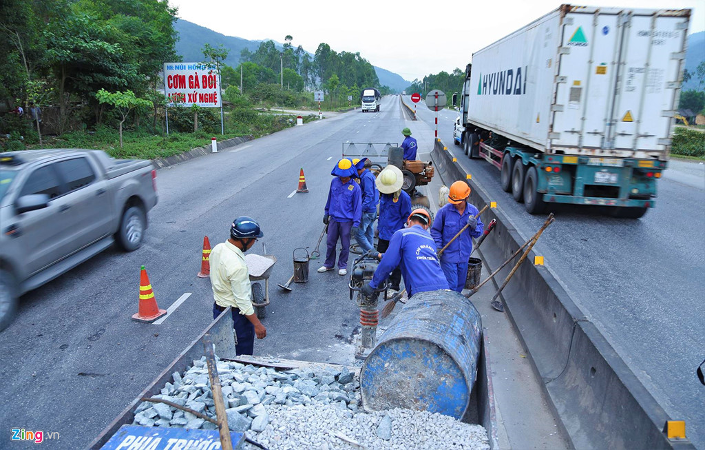 Quốc lộ hơn 2.400 tỷ sụt lún, chắp vá 'do mưa'