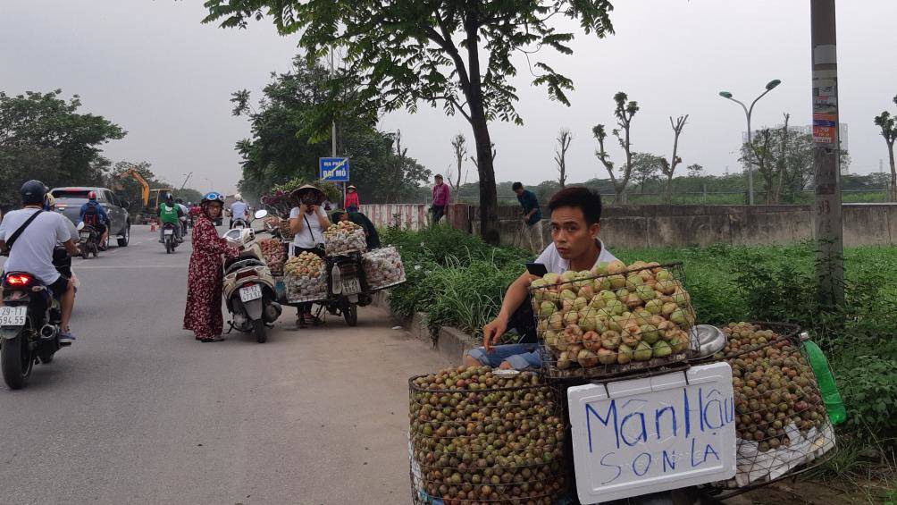 Chùm ảnh: Hàng rong tự phát bán tràn lan trên đại lộ Thăng Long