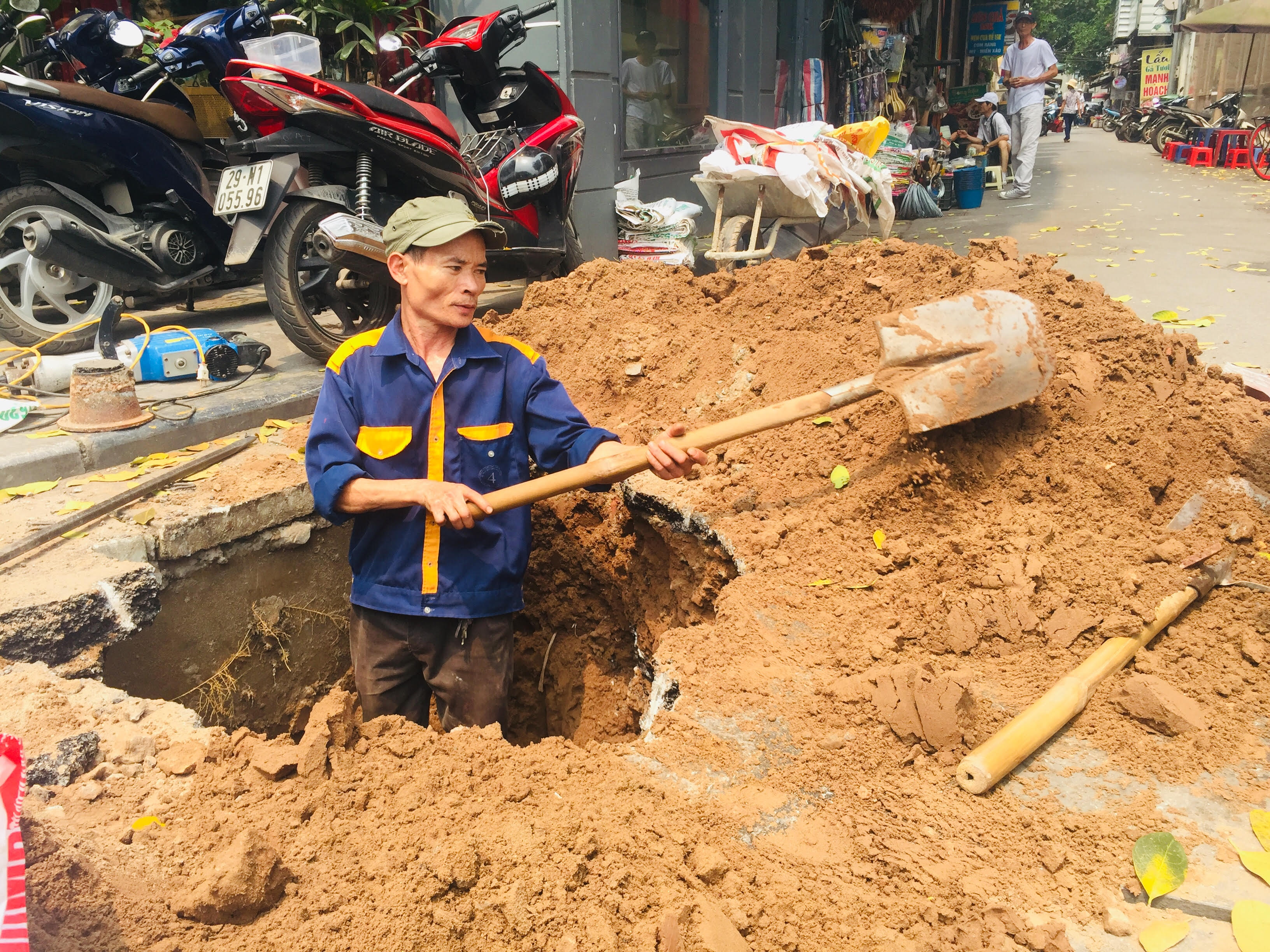 Những công nhân oằn mình làm việc dưới cái nắng đổ lửa