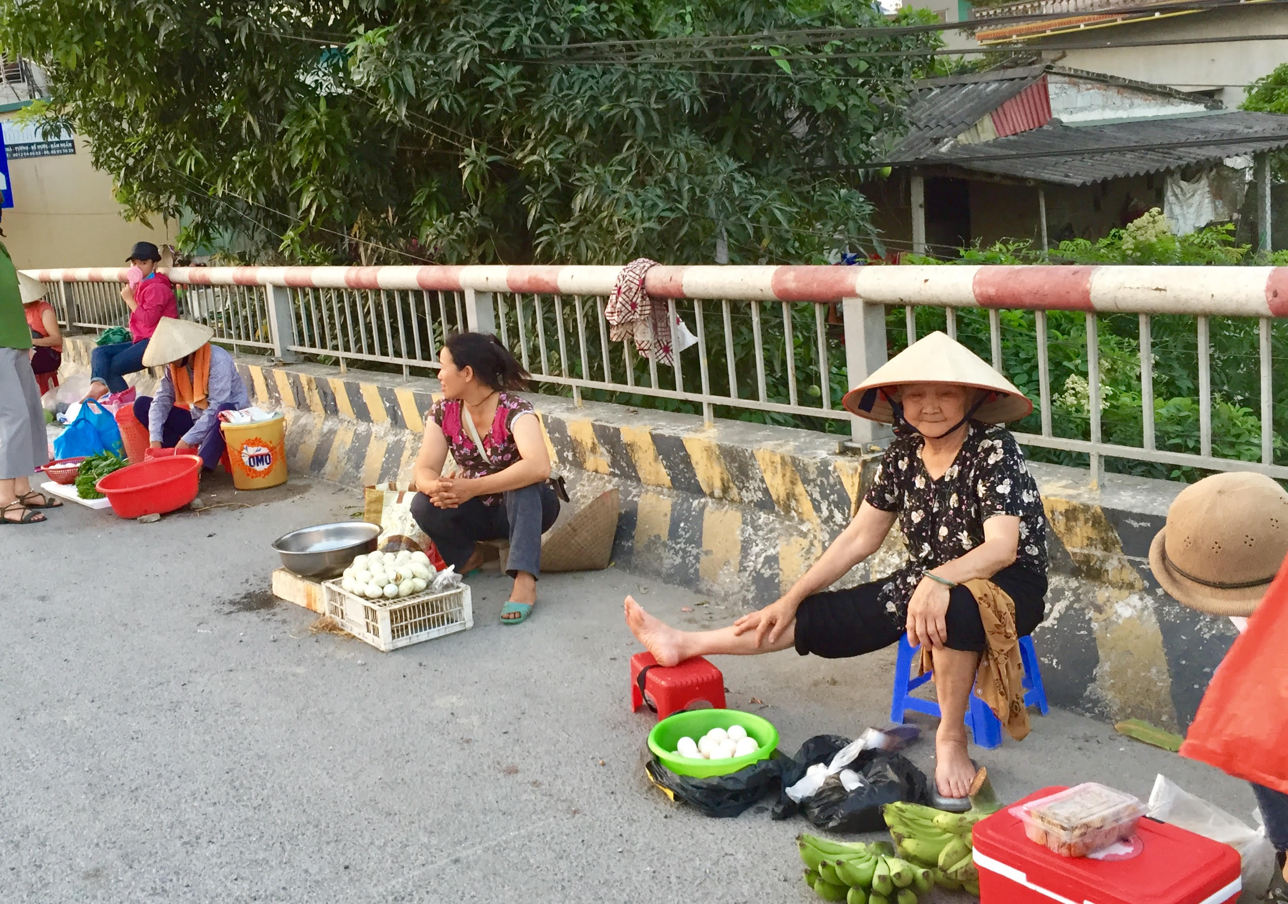 Thách thức "tử thần", người dân họp chợ ngay trên cầu