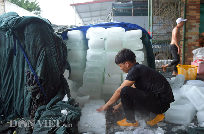 Trời nắng nóng đỉnh điểm, xưởng làm đá lạnh thu nhập cả tỷ đồng mỗi tháng