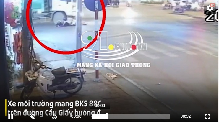 Video: Xe môi trường tông 2 nữ sinh đi xe máy, 1 người thương nặng