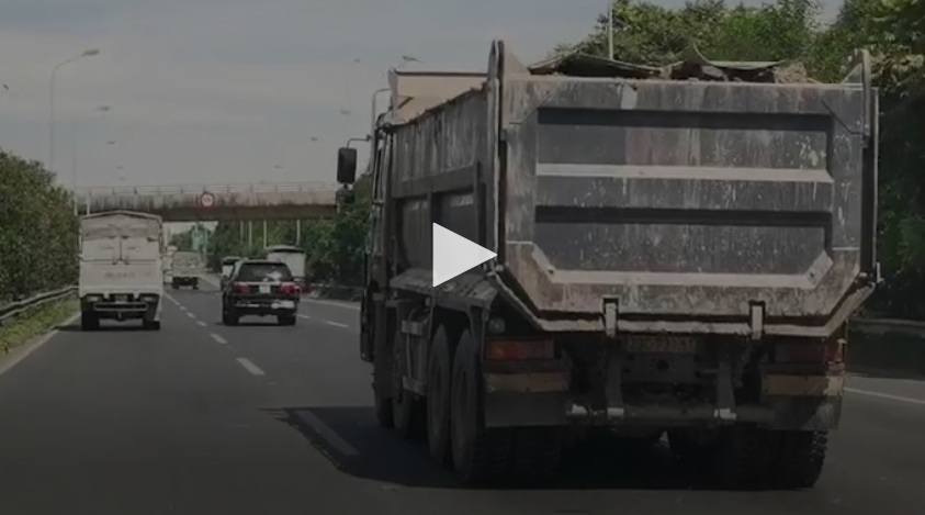 Video: Xe tải vô tư 'thải bậy' bùn đất dọc Đại lộ Thăng Long