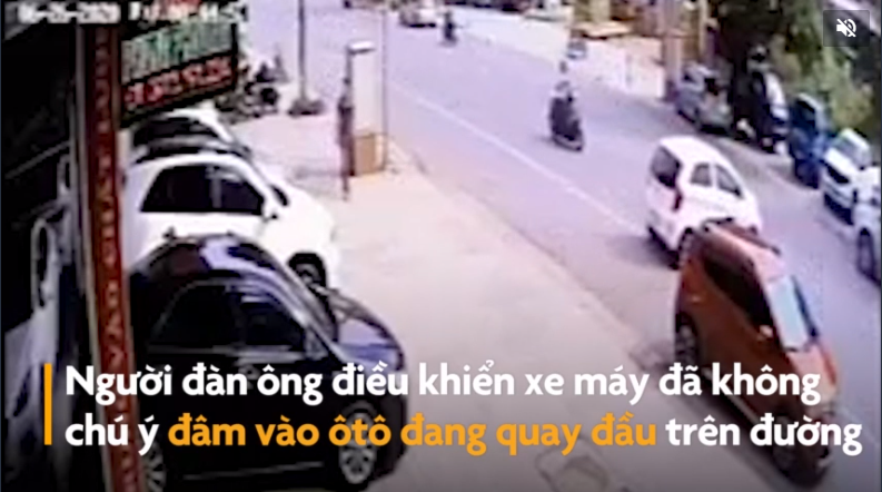 Video: Không chú ý, mô-tô đâm vào xế hộp đang quay đầu xe