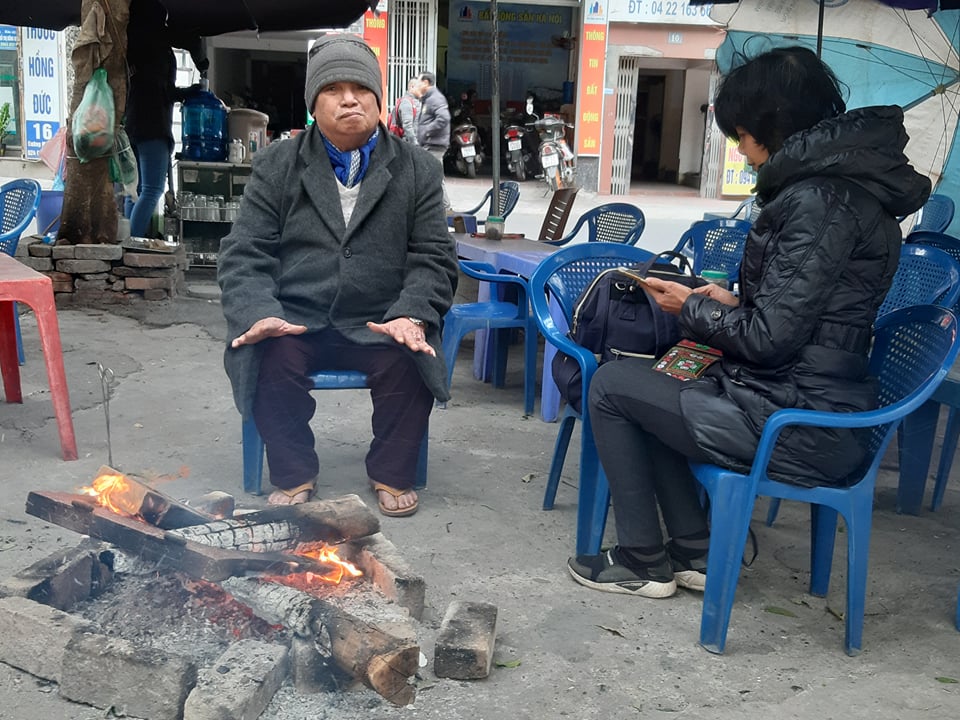 Hà Nội rét sâu, học sinh co ro đi học, phụ huynh đốt lửa sưởi ấm