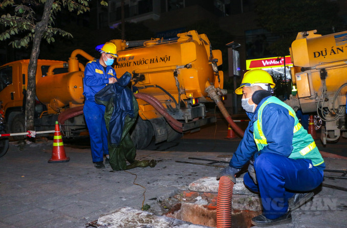 Công nhân môi trường hút bùn 'xuyên đêm' trong giá rét