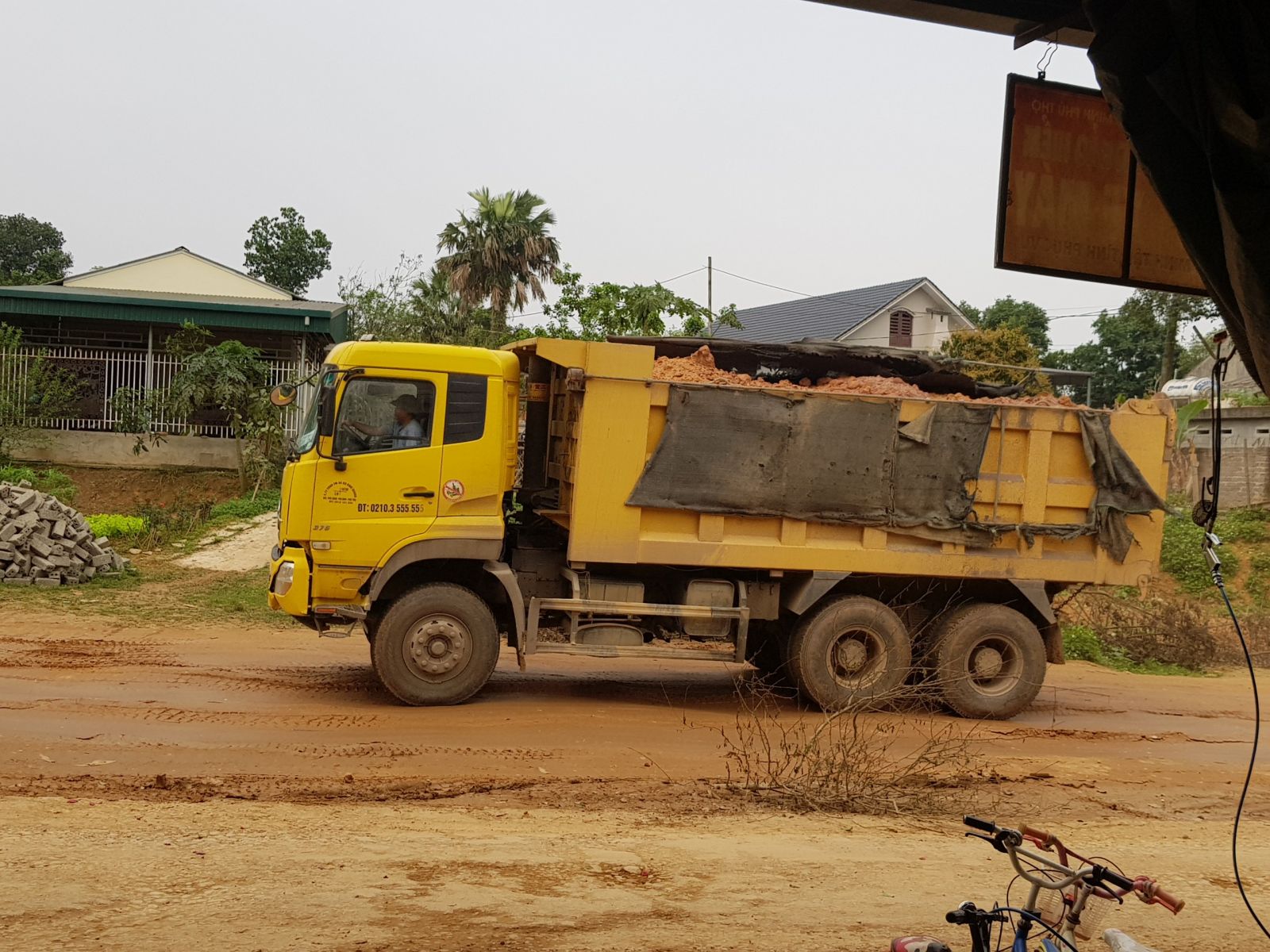 Phú Thọ: Người dân “khốn khổ” vì xe chở đất quần nát con đường