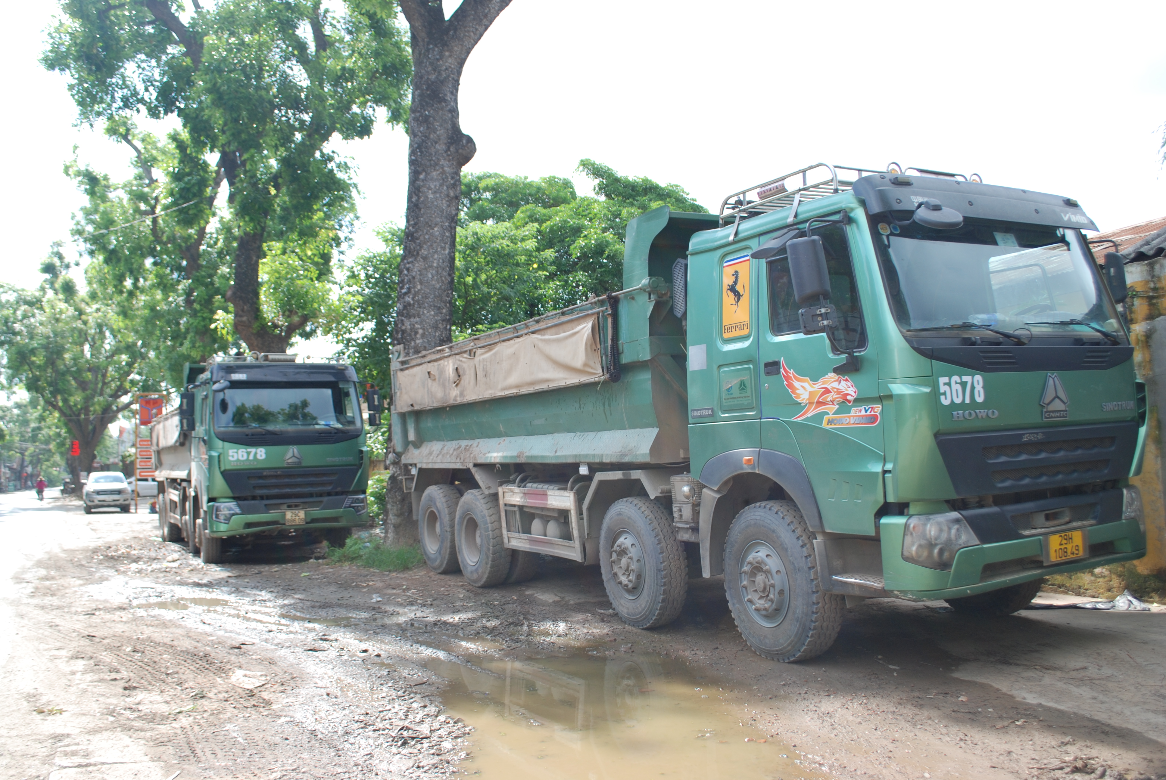 Hà Nội: Dân bức xúc vì xe tải "quần thảo" tuyến đường 70