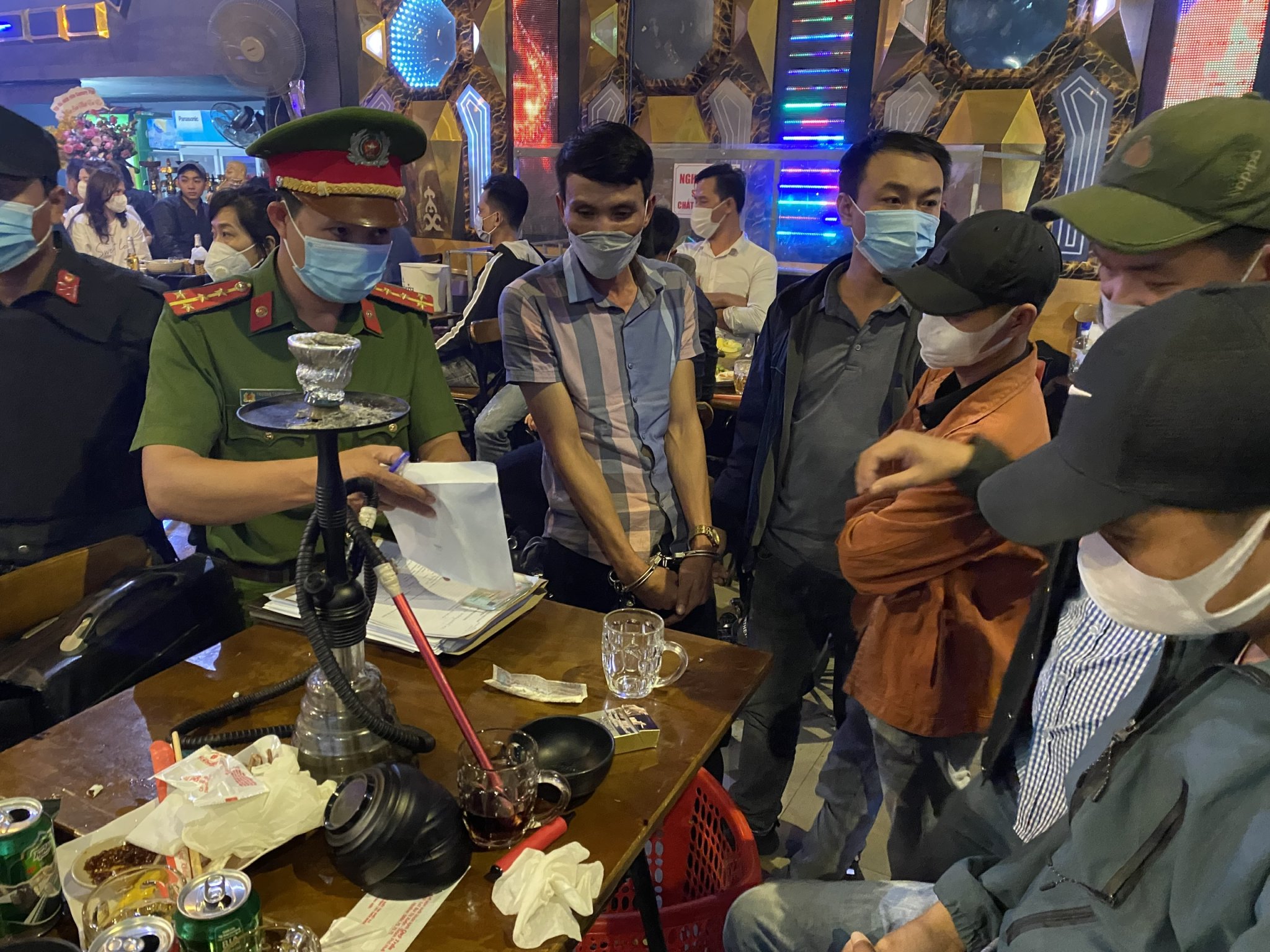 Hàng chục trai xinh, gái đẹp phê ma túy trong Pub Beer Century