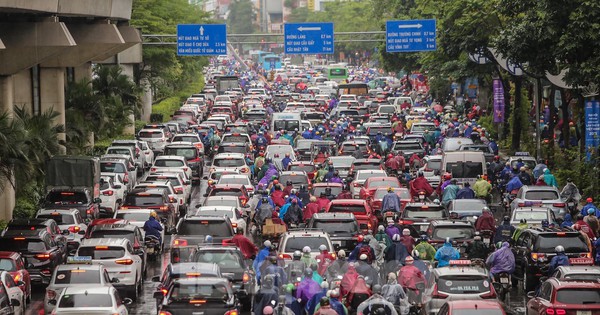 Phố phường Hà Nội tắc 'không lối thoát' trong ngày đầu tuần mưa rét