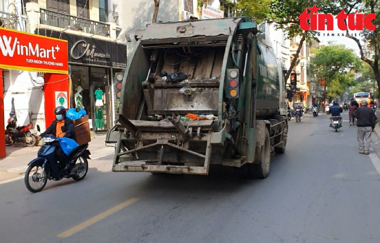 'Ám ảnh' mùi hôi thối từ những xe gom, chở rác thải lộ thiên