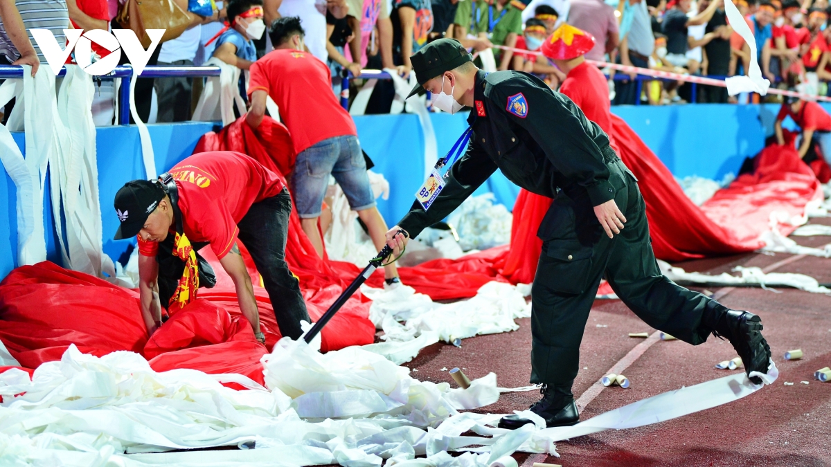 Cổ động viên “làm khổ” cảnh sát cơ động ở trận U23 Việt Nam - Philippines