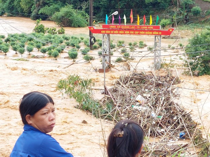 Lạng Sơn: Mưa lớn biến phố thành sông, 1 người tử vong