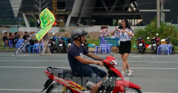 Giới trẻ thả diều ở khu đô thị Thủ Thiêm, nguy cơ vướng trụ điện nguy hiểm