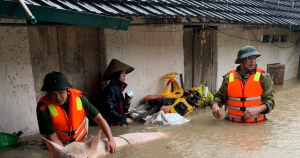 Vĩnh Phúc ngập sâu nhiều nơi, công an dầm mình cứu tài sản cho dân