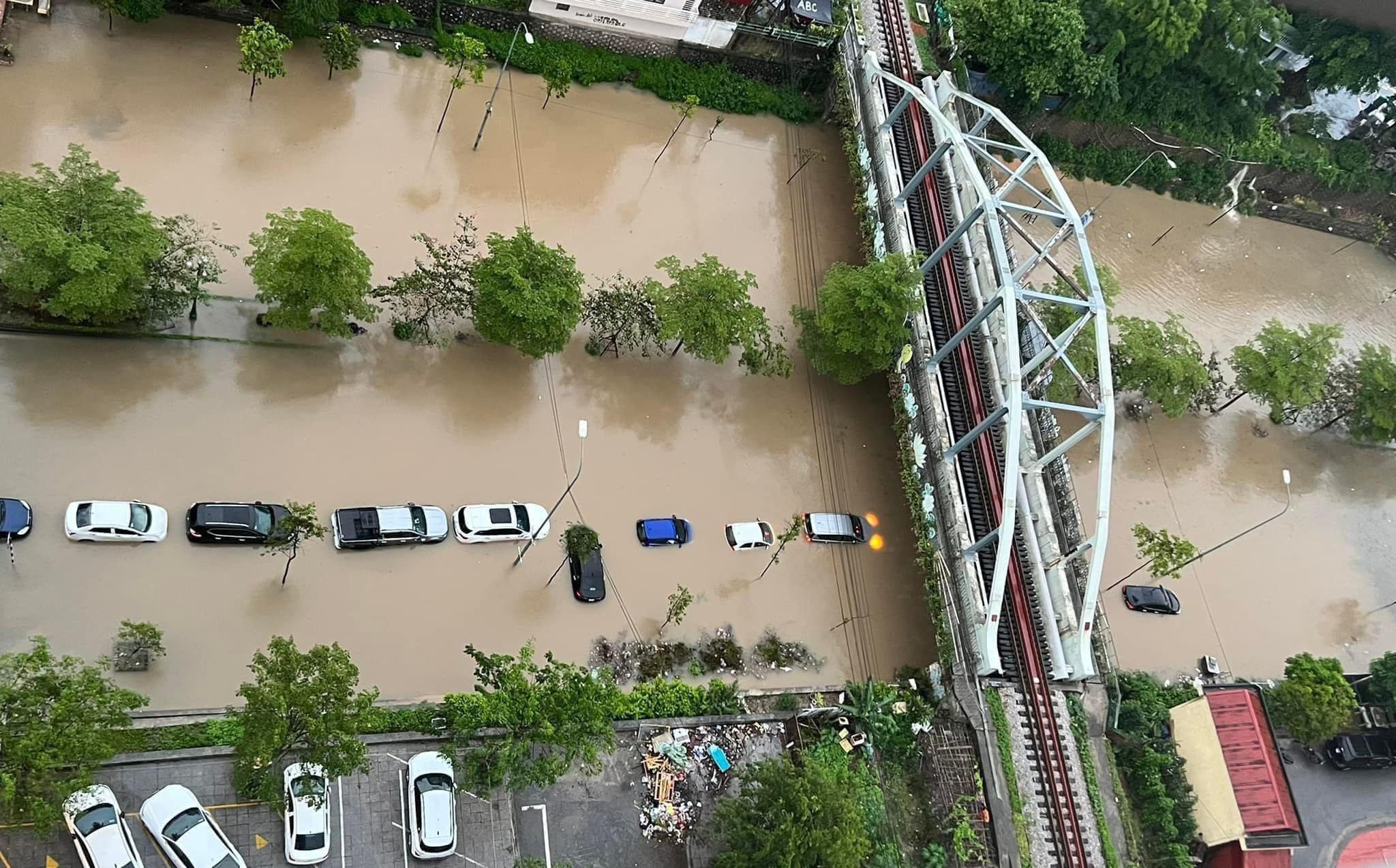 Nhiều nơi miền Bắc ngập sâu sau mưa lớn, ôtô chìm trong biển nước