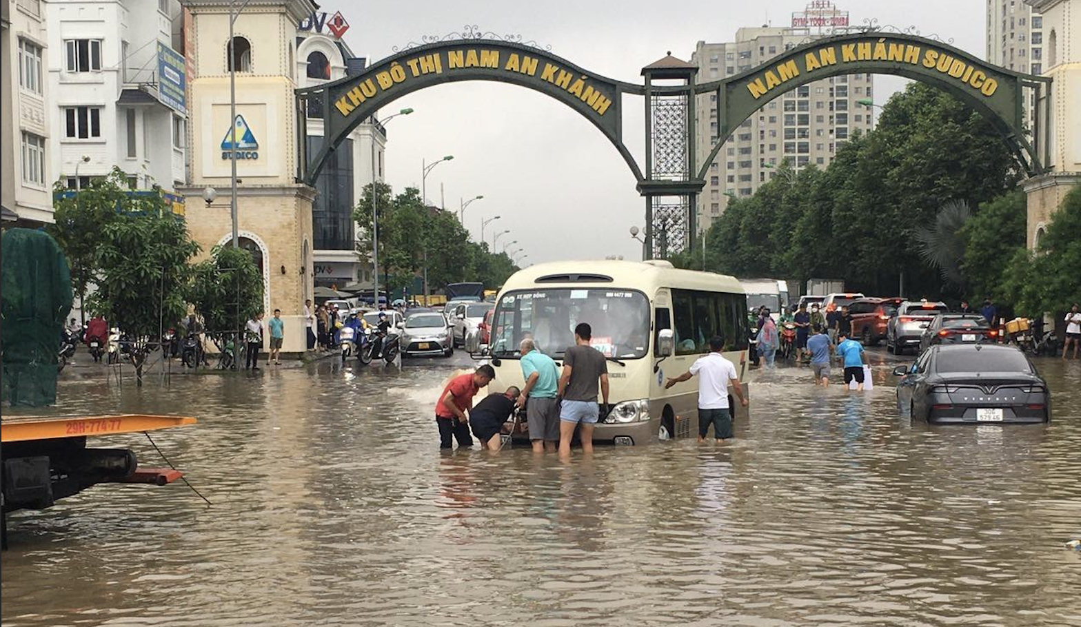 Hà Nội: Mưa lớn giờ cao điểm, nhiều tuyến đường hoá sông