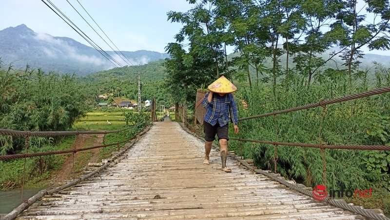 Những cây cầu ọp ẹp chòng chành vắt qua suối chảy xiết, lo ngại tai nạn mùa lũ về