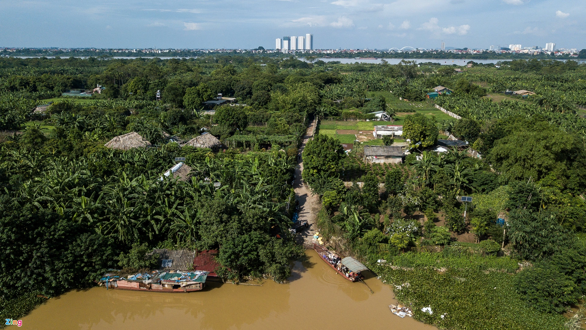 Người dân Hà Nội di chuyển bằng đò sau trận mưa ngập