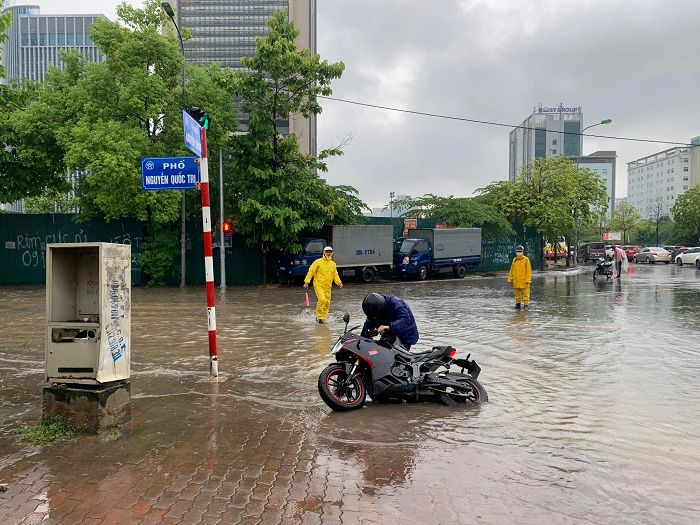 Hà Nội: Đường Dương Đình Nghệ ngập sâu, nhiều xe chết máy