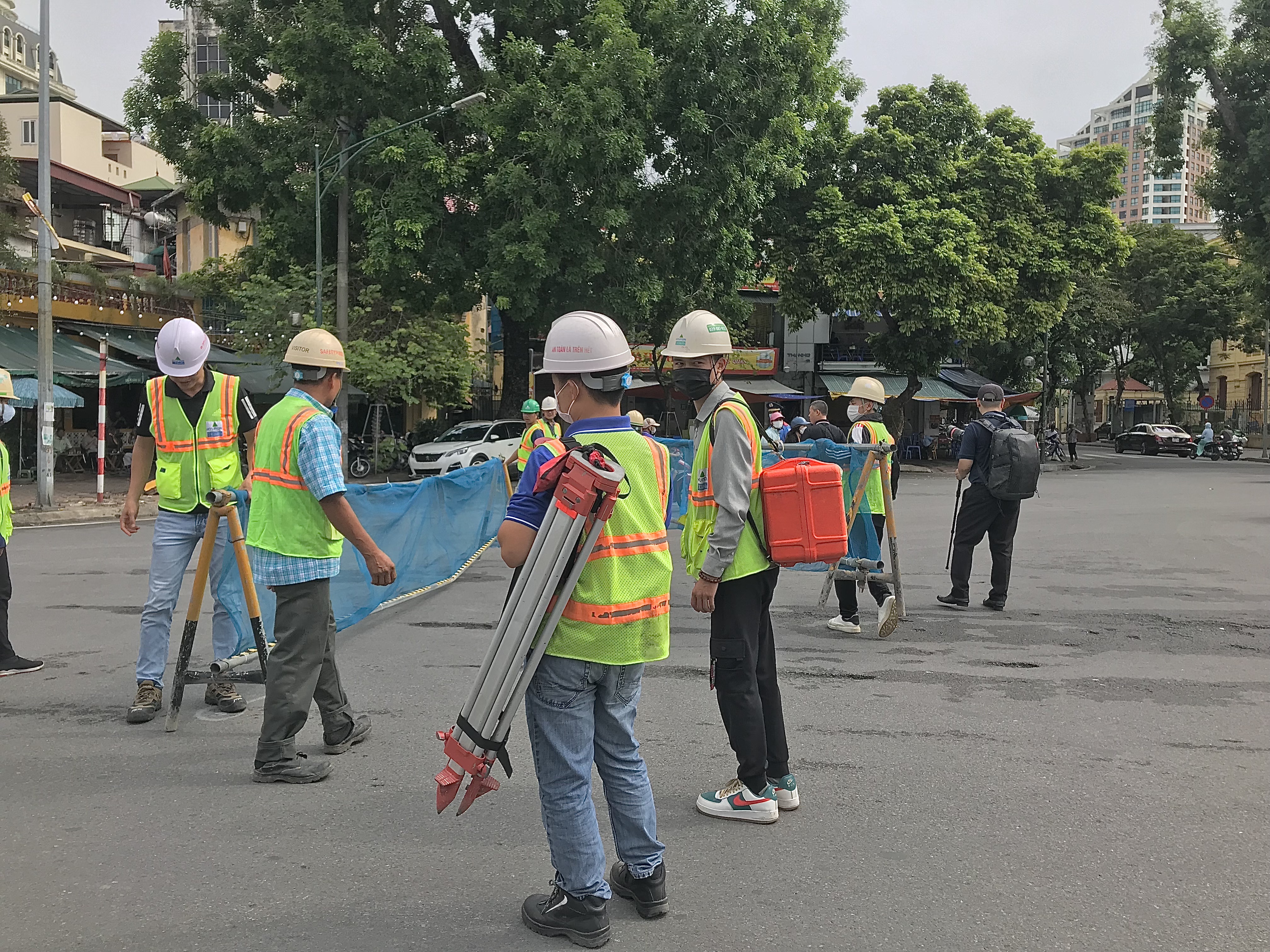 Rào đường Trần Hưng Đạo thi công ga metro: Di chuyển qua đây thế nào?