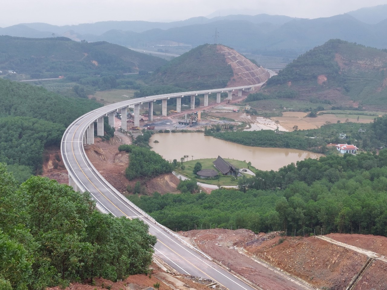 Cận cảnh tuyến cao tốc Cam Lộ - La Sơn trước ngày thông xe