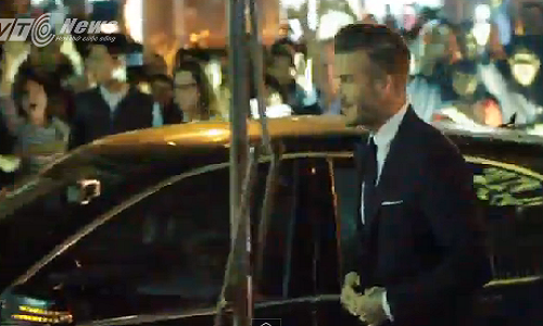 Beckham bị hàng trăm fan Việt Nam vây