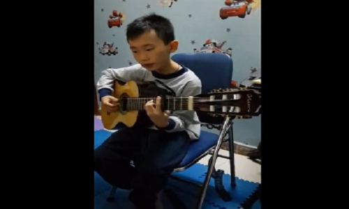 Cậu bé vừa đàn vừa hát cover “Chắc ai đó sẽ về“