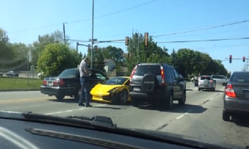 Tai nạn vô cùng khó hiểu của siêu xe Lamborghini