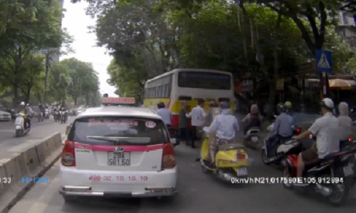 Cảm động clip tài xế taxi đưa cụ già sang đường