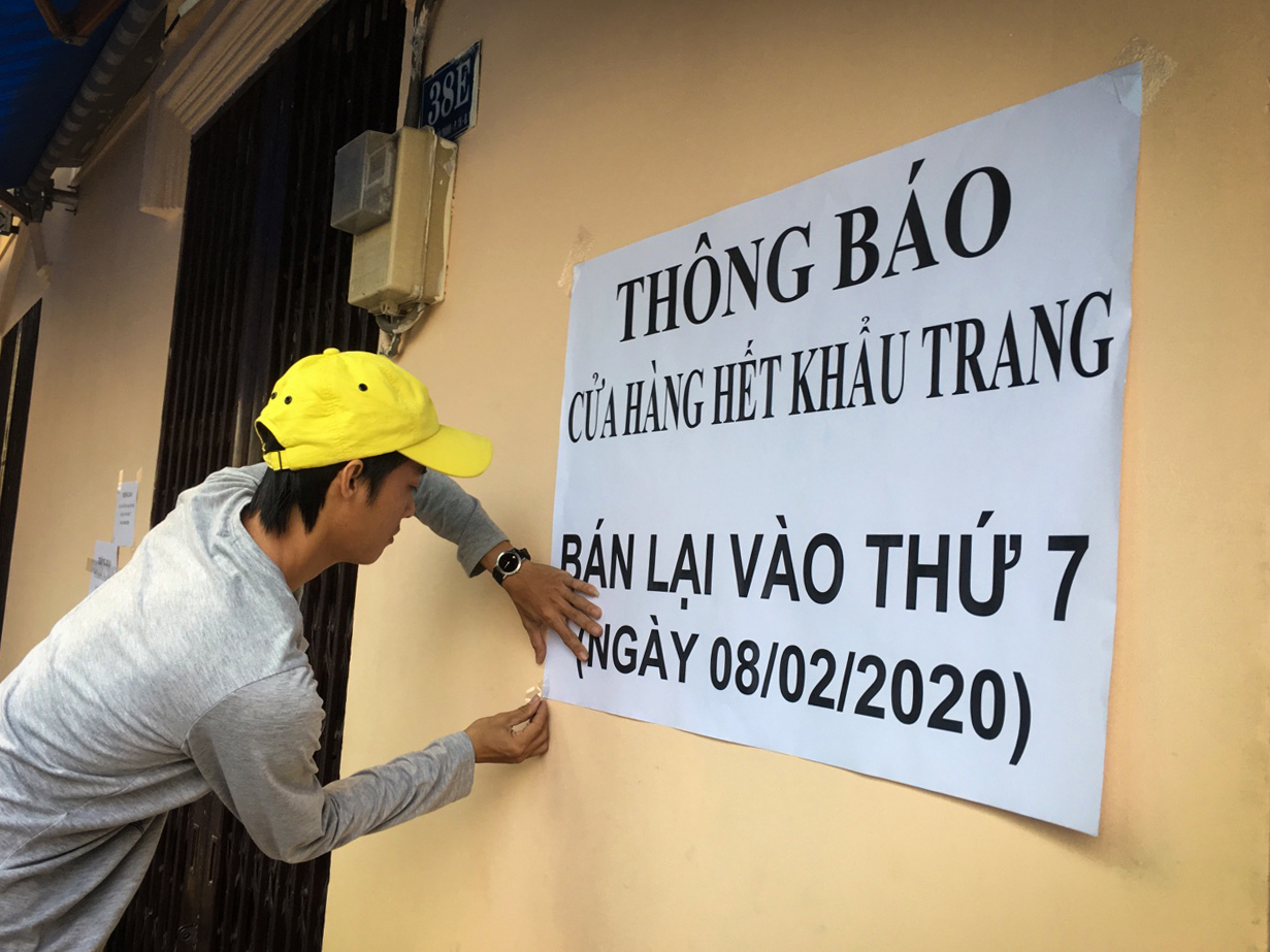 Thương cảm cảnh bà bầu quyết bám trụ ở vỉa hè chờ mua khẩu trang