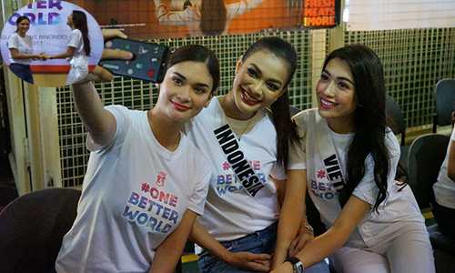 HH Pia Wurtzbach nắm tay Lệ Hằng tái hiện giây phút đăng quang