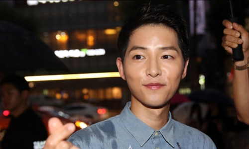 Song Joong Ki đội mưa đi quảng bá phim sau tin đám cưới