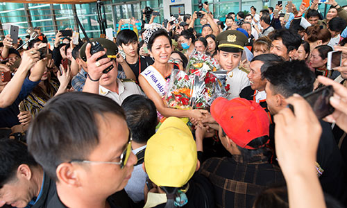 H'Hen Niê òa khóc hạnh phúc trong vòng tay người dân quê nhà