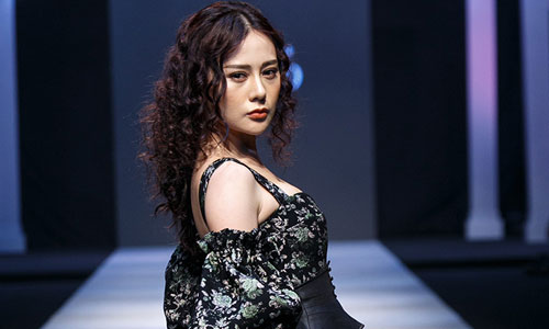 Phương Oanh tự tin catwalk sau ồn ào mặt cứng đơ vì dao kéo