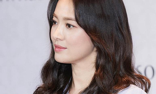 Sau tin đồn ly hôn, Song Hye Kyo đẹp bất chấp chồng lặn mất tăm