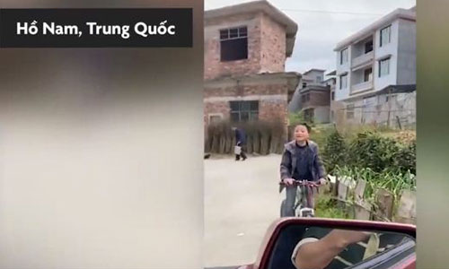 Video: Cậu bé đạp xe đuổi theo ôtô để xin ngắm chiếc drone 