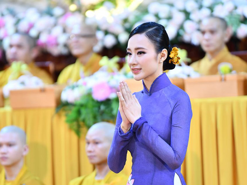 Angela Phương Trinh diện áo dài xuất hiện ở chùa đẹp tuyệt trần