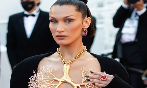 Cannes ngày thứ 6: Siêu mẫu Bella Hadid dùng vòng cổ thay nội y