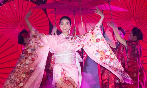 Á hậu Phương Anh đẹp mê hồn khi mặc kimono trong buổi nhận sash