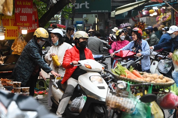 Chen chân mua bánh kẹo, giò chả cuối năm Nhâm Dần