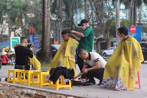 Nhóm bạn trẻ 10 năm mở "salon" di dộng cho bệnh nhân, người nghèo