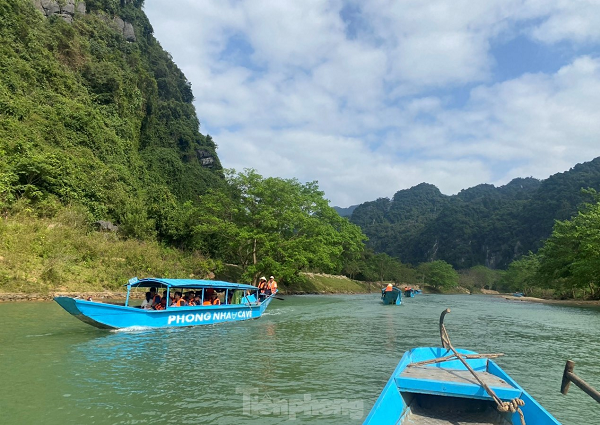 Thuyền nối đuôi chở khách du xuân ngắm động Phong Nha